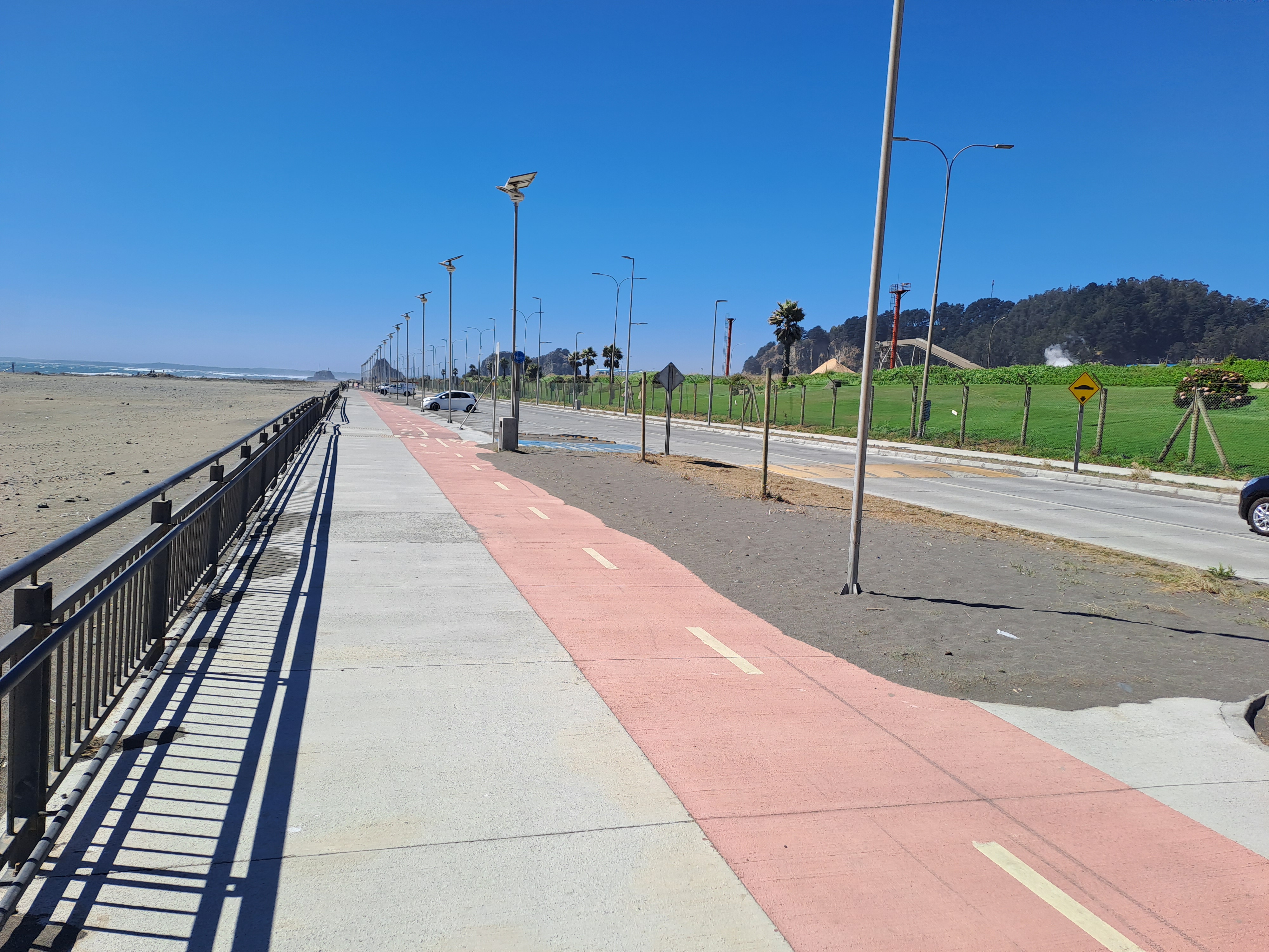 Fotografía del borde costero con acceso a una ciclovía